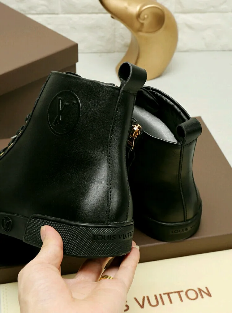 Factory price: 440💰 LV’s new men’s boots are on the market, the Korean version has a zipper design on the inside! The latest color combination in the L classic series! Original 1:1 exclusive molded custom model👍👍👍Simple and generous, super versatile, comfortable and highly fitting, exclusive🚇️Upper: imported top-quality fine cowhide fabric, lining: custom soft sheepskin, high-density rubber outsole🏆🏆🏆Welcome all sellers to sell in the picture above, one piece can be shipped on behalf of the customer, code number 38-44 (45 code can be customized)
